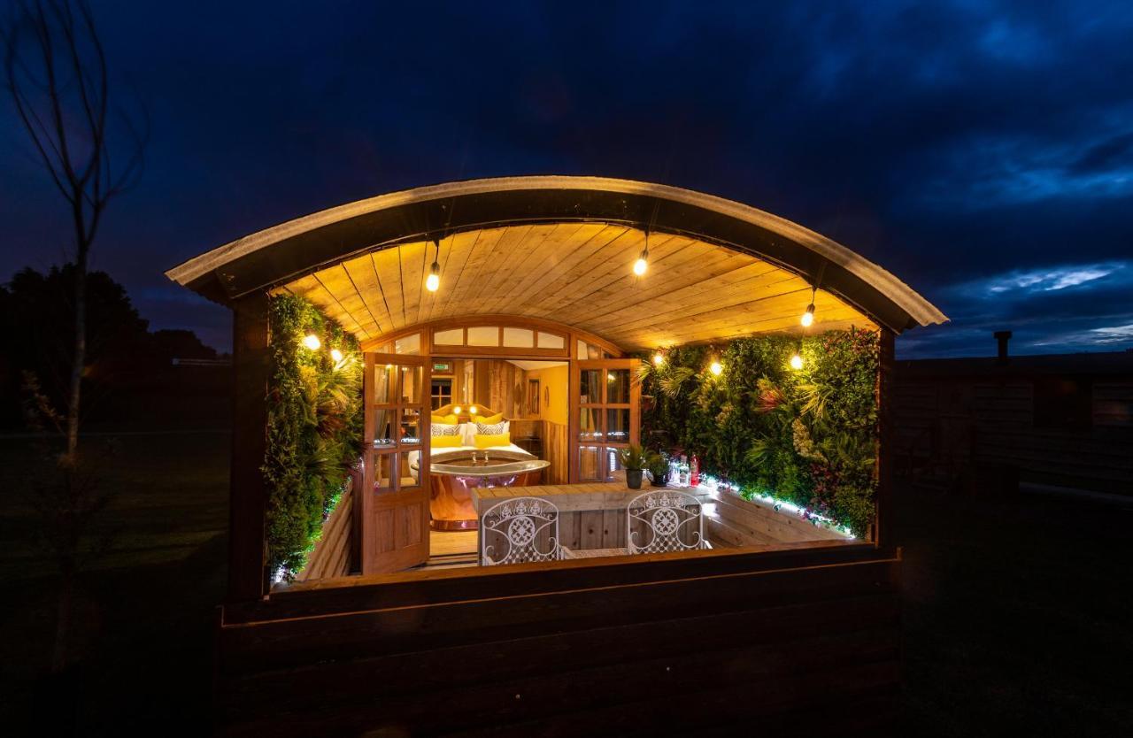 Ashwood Shepherd Hut -Ockeridge Rural Retreats Apartment Worcester Bagian luar foto
