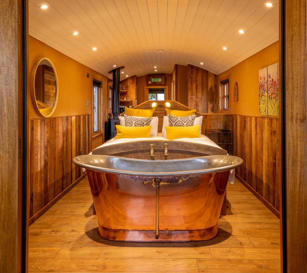 Ashwood Shepherd Hut -Ockeridge Rural Retreats Apartment Worcester Bagian luar foto