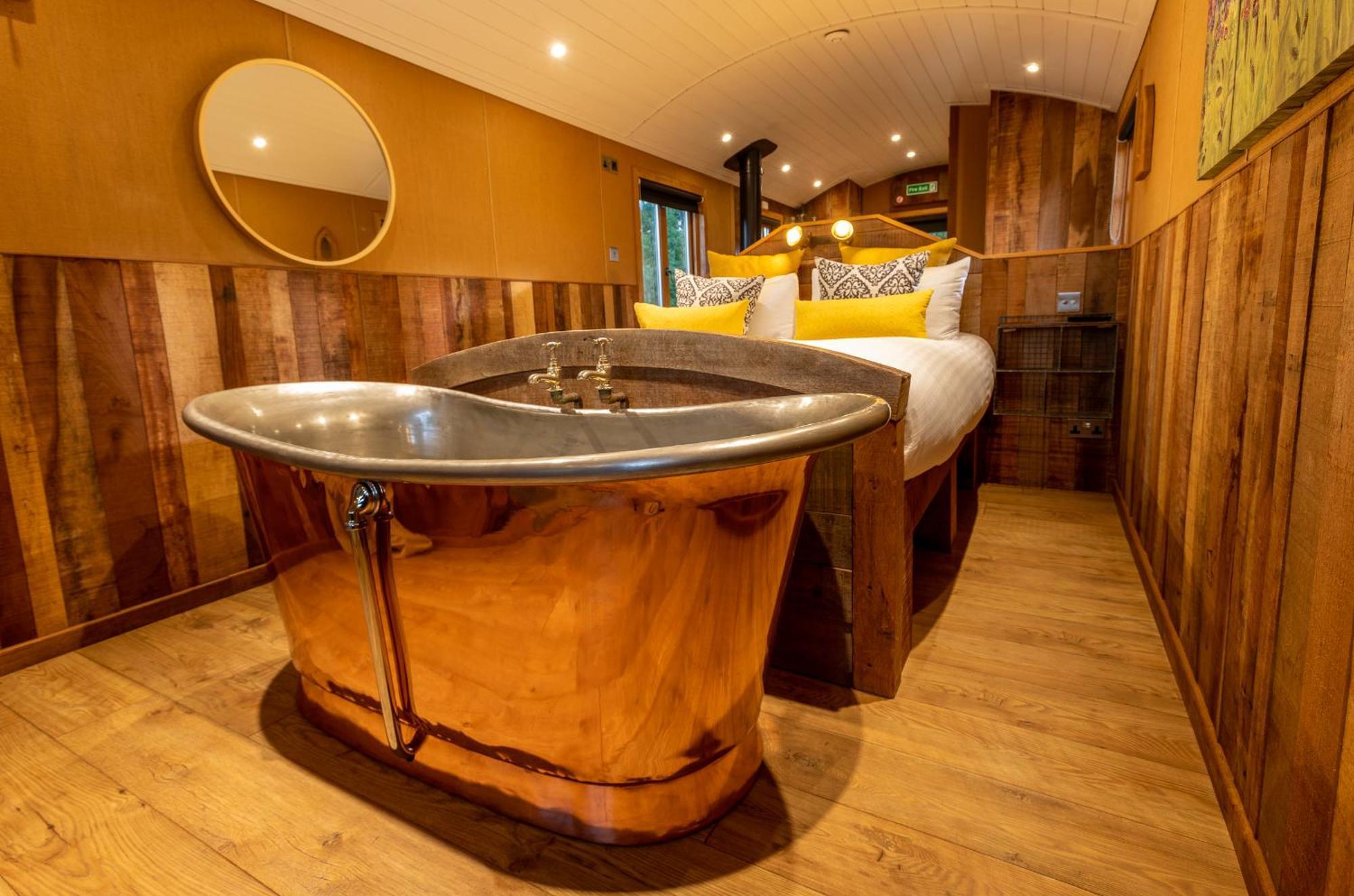 Ashwood Shepherd Hut -Ockeridge Rural Retreats Apartment Worcester Bagian luar foto