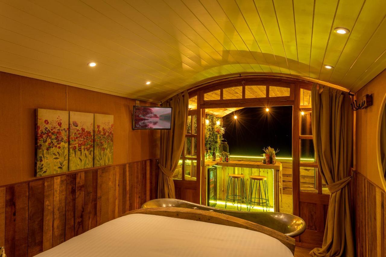 Ashwood Shepherd Hut -Ockeridge Rural Retreats Apartment Worcester Bagian luar foto