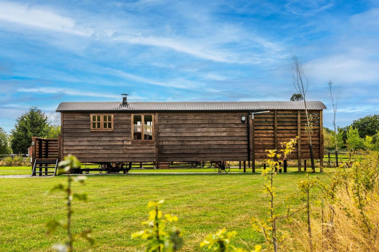 Ashwood Shepherd Hut -Ockeridge Rural Retreats Apartment Worcester Bagian luar foto