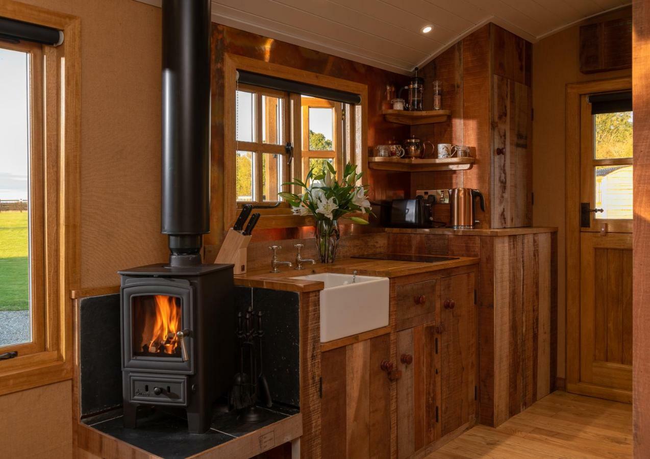 Ashwood Shepherd Hut -Ockeridge Rural Retreats Apartment Worcester Bagian luar foto