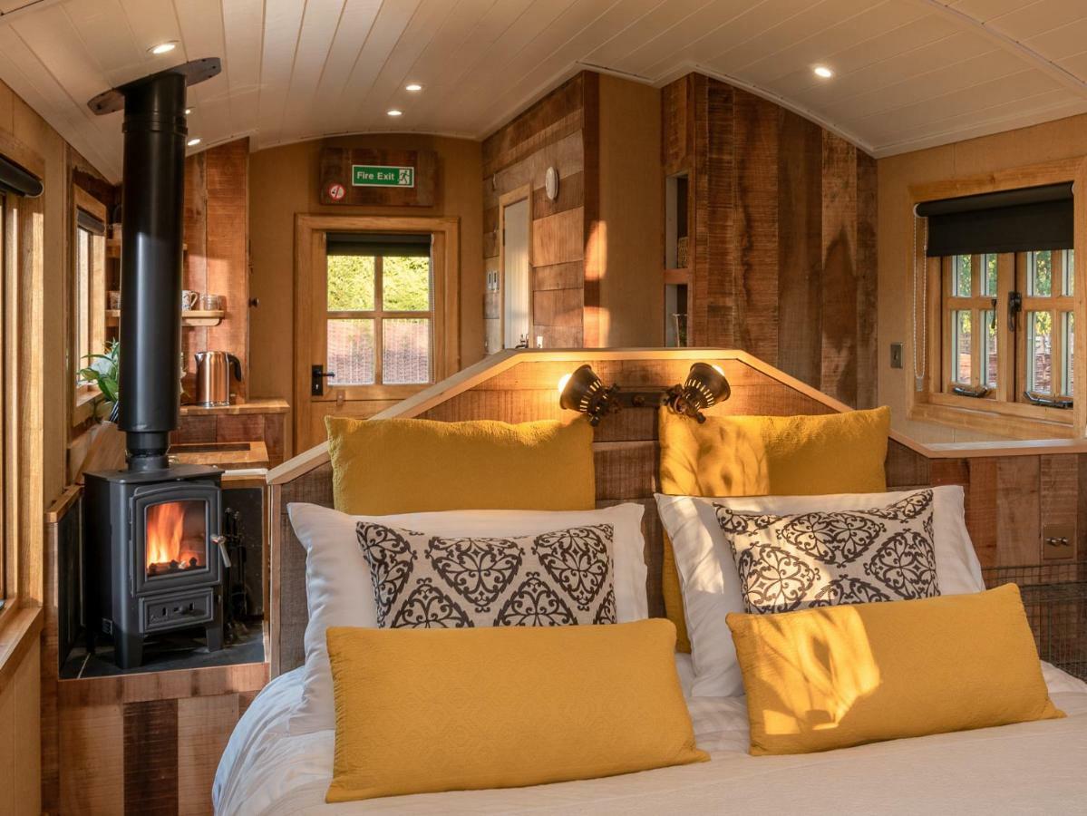 Ashwood Shepherd Hut -Ockeridge Rural Retreats Apartment Worcester Bagian luar foto